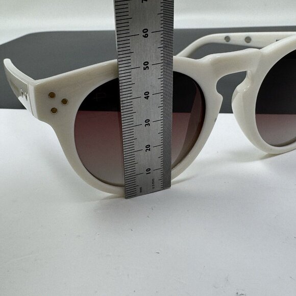 Prive Revaux The Expressionist C100 polarized white round frame sunglasses main image 11
